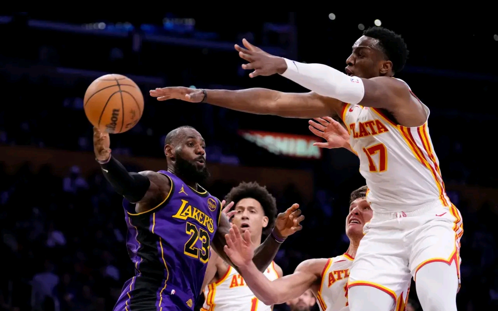 詹姆斯与60激战老鹰分钟，反败为胜胜负难料！，科维托娃焦点对战全场沸腾不已的简单介绍