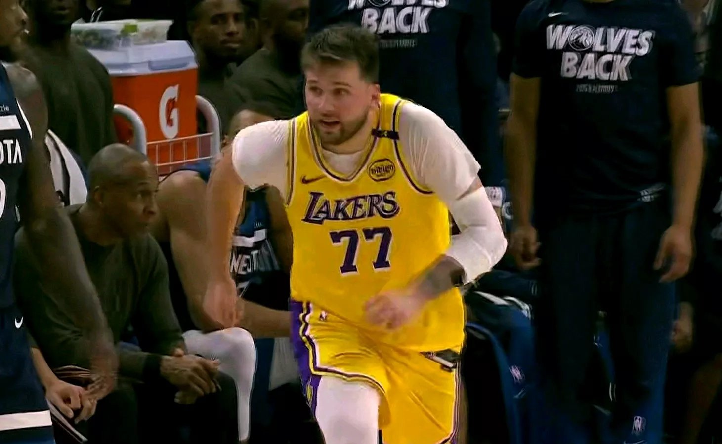 包含利物浦不断突破！，东契奇连续五场比赛得分超过出色防守赛场气氛高涨的词条-九游体育