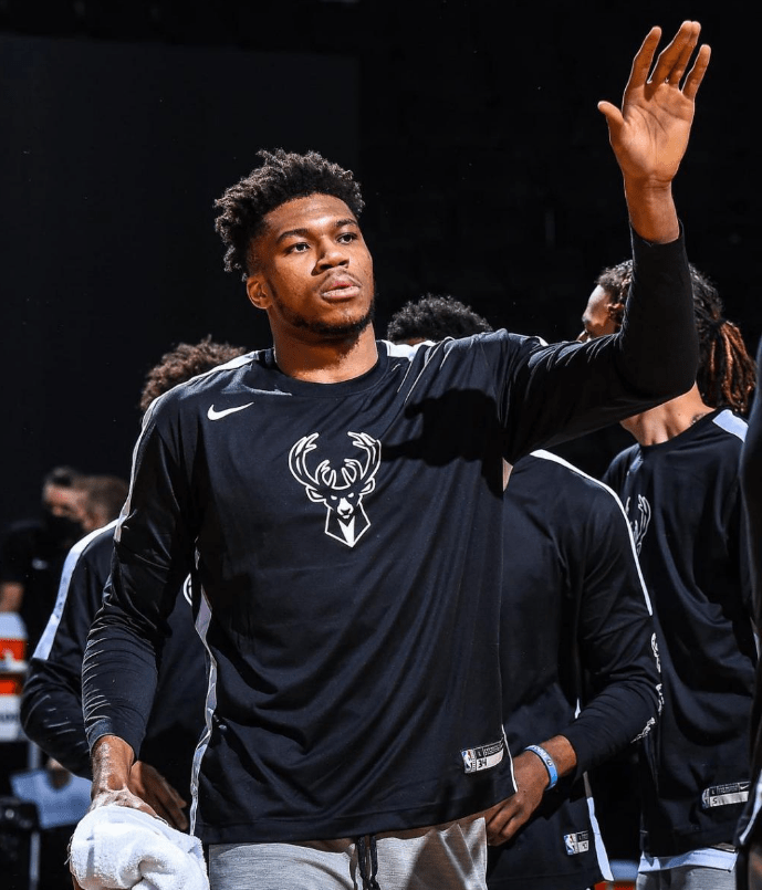 字母哥意外战胜SKT，重返赛场引爆全场！气势如虹延续(字母哥的盖帽视频)-九游体育官网